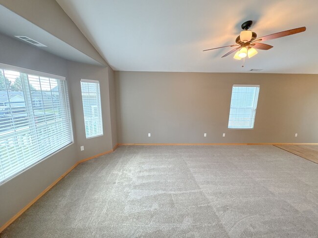 Building Photo - Three Bedroom, Two Bath House in Southview
