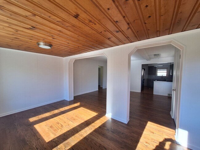 Building Photo - Your families next home is here!!