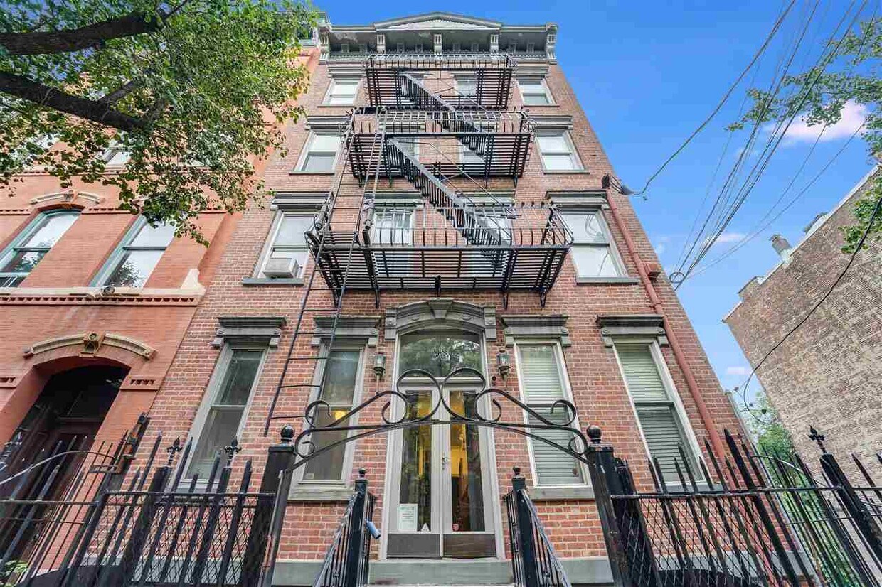 Primary Photo - 98 Bright St