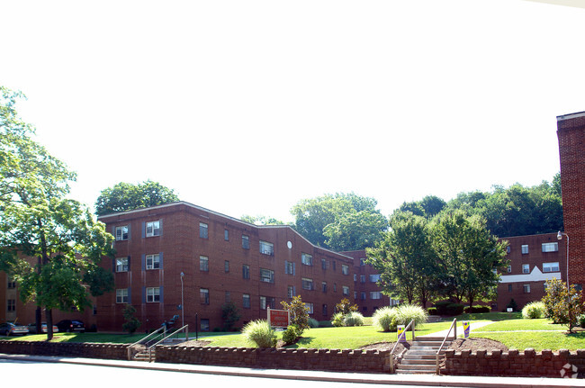 Fifth Avenue Gardens - Colonial Terrace