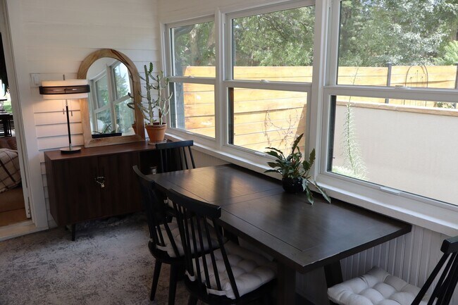 Foto del edificio - Fully Furnished Executive Home - Just Step...