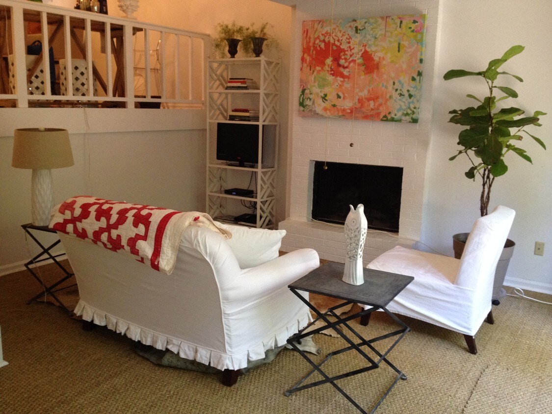 Den - 371 E Thach Ave