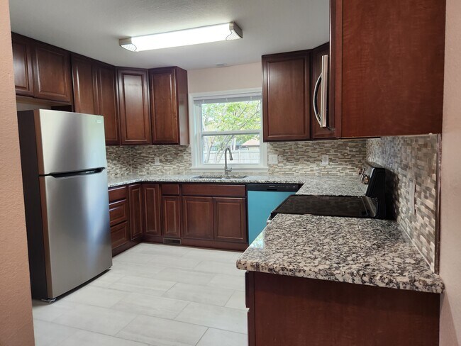 Building Photo - 907 S 66th St