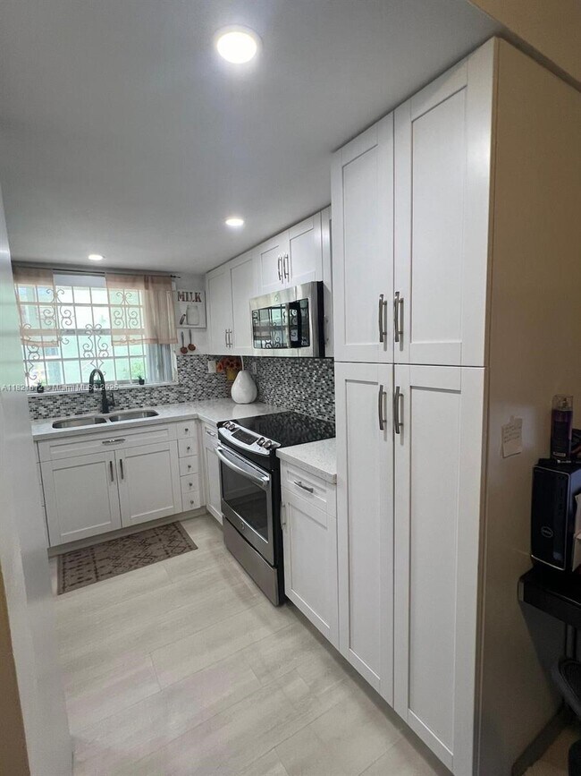 Foto del edificio - 11183 NW 7th St