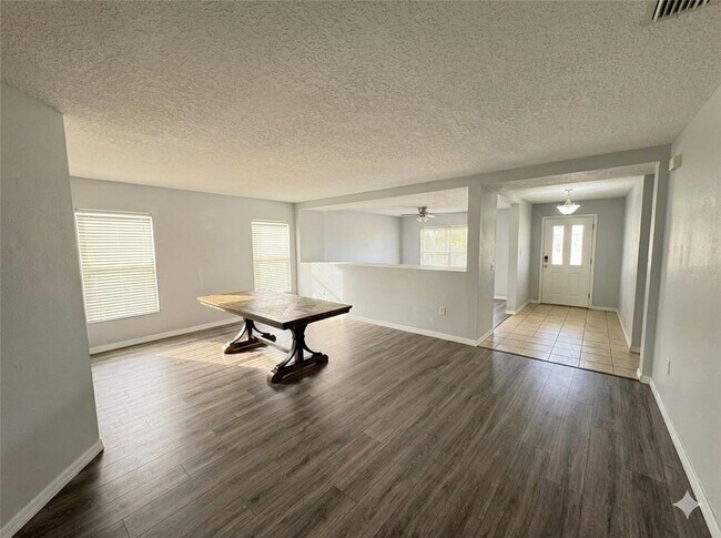 Building Photo - 664 Canna Dr