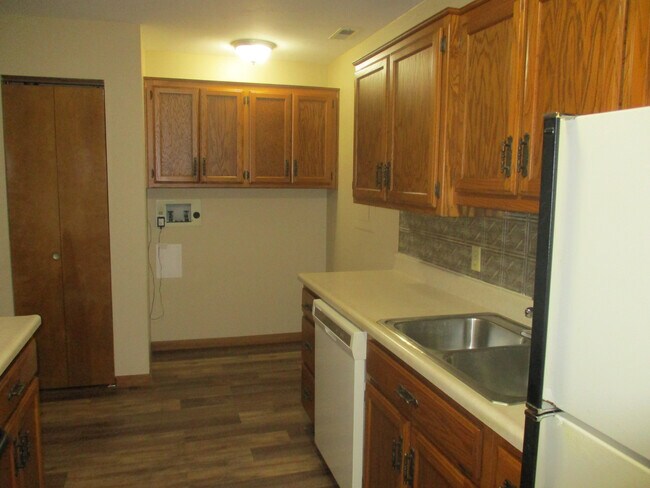 Building Photo - NEW LISTING! 2 Bedroom Duplex in Albion!!!