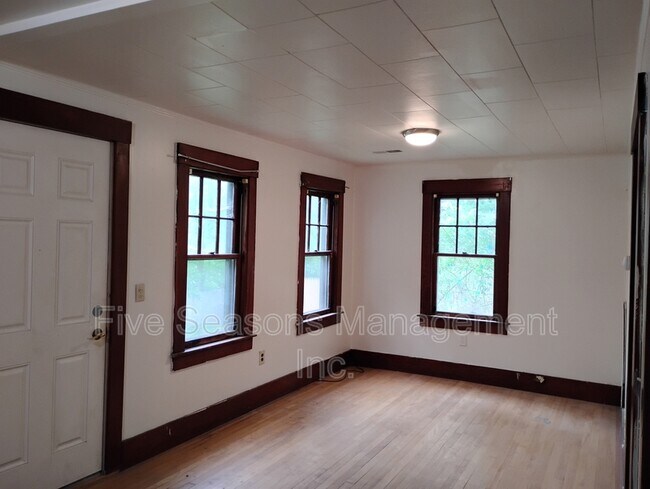 Foto del edificio - 374 Riverside Ave