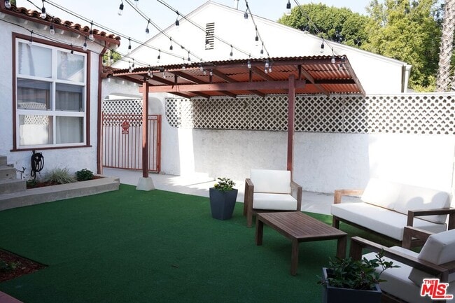 Building Photo - 311 N Doheny Dr