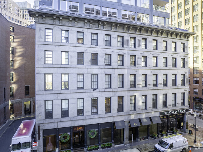 Building Photo - Broadluxe