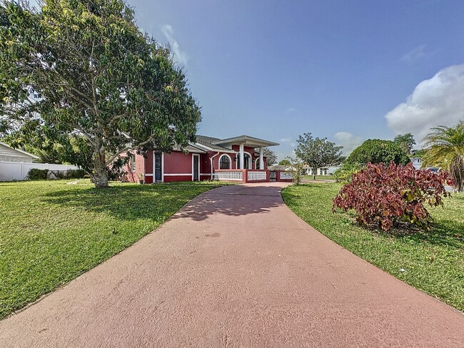 Building Photo - Charming 3-Bedroom Home in Buenaventura La...