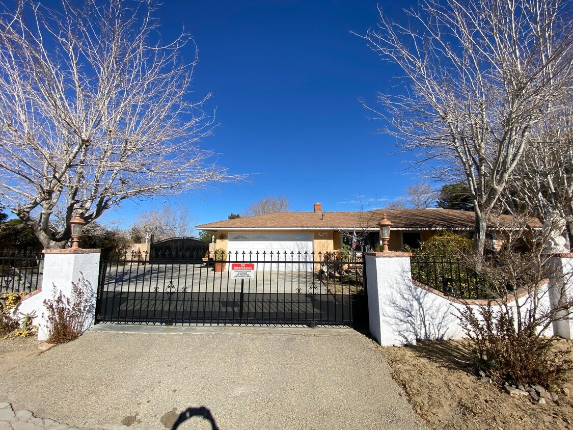 Primary Photo - 10133 E Ave R 10