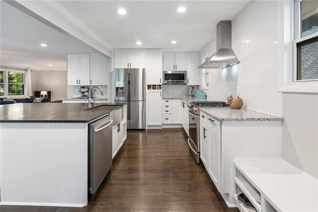 Foto del edificio - 486 Lakeshore Dr NE