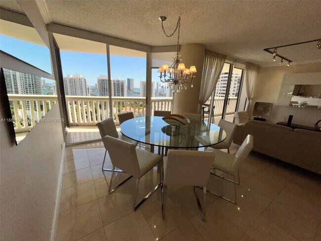 Foto del edificio - 1000 W Island Blvd