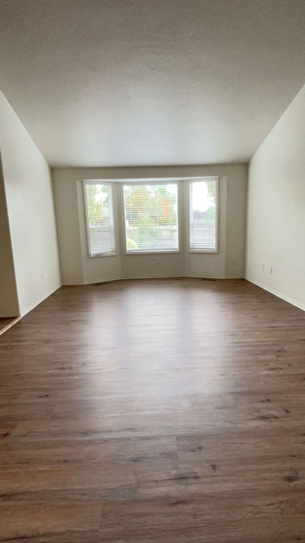 Foto del edificio - 3 Bedroom 2 Bath Home with a 2 Car Attache...