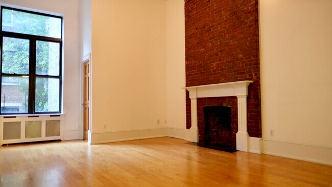 Building Photo - 17 W 73rd St