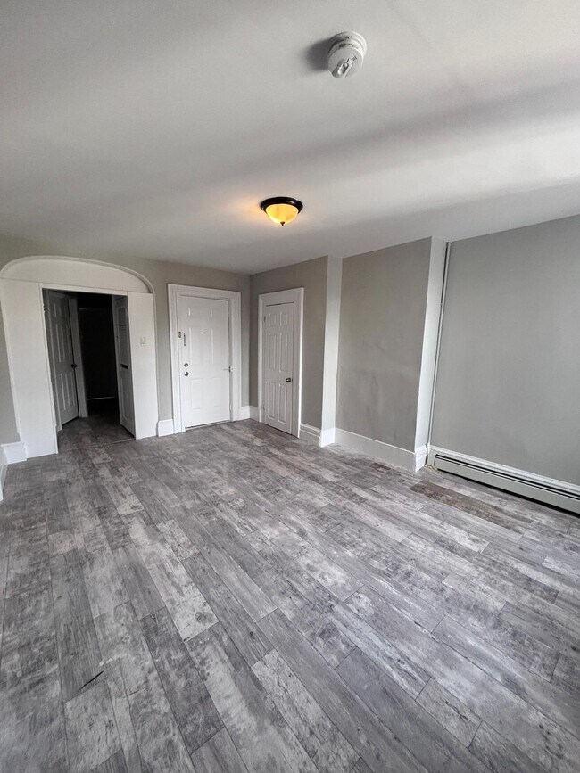 Building Photo - 393 Straight St