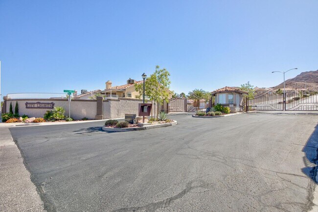 Foto del edificio - Single-Story in Guard-Gated Community with Stunning Strip & City Views
