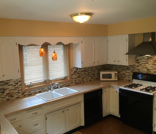 Kitchen - 412 N Oak Park Ave