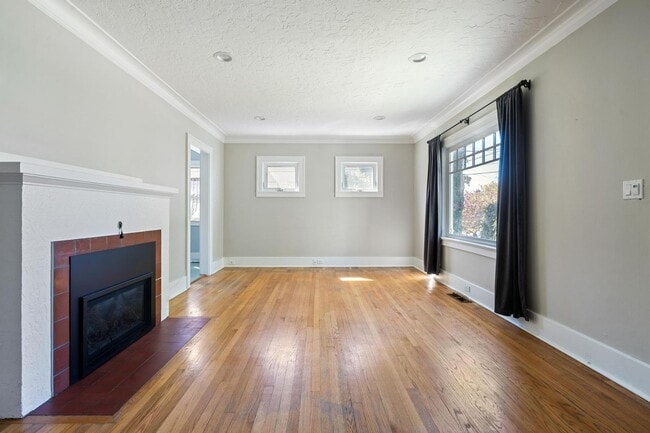 Building Photo - Lovely 2-bdrm/1-bath home w/ updates in cl...