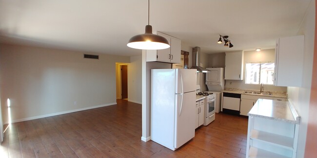 Large open space. Perfect for small family and entertaining friends. - 4423 Plaza Vista