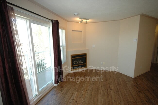 Building Photo - 4405-4437 37 St