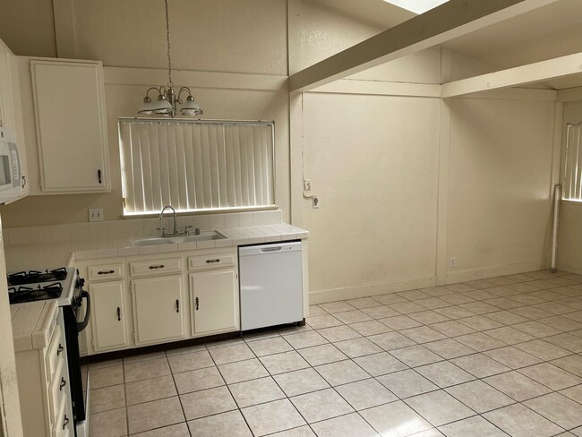 Foto del edificio - Great Phillips Ranch Home – 3+Office+2 - $...