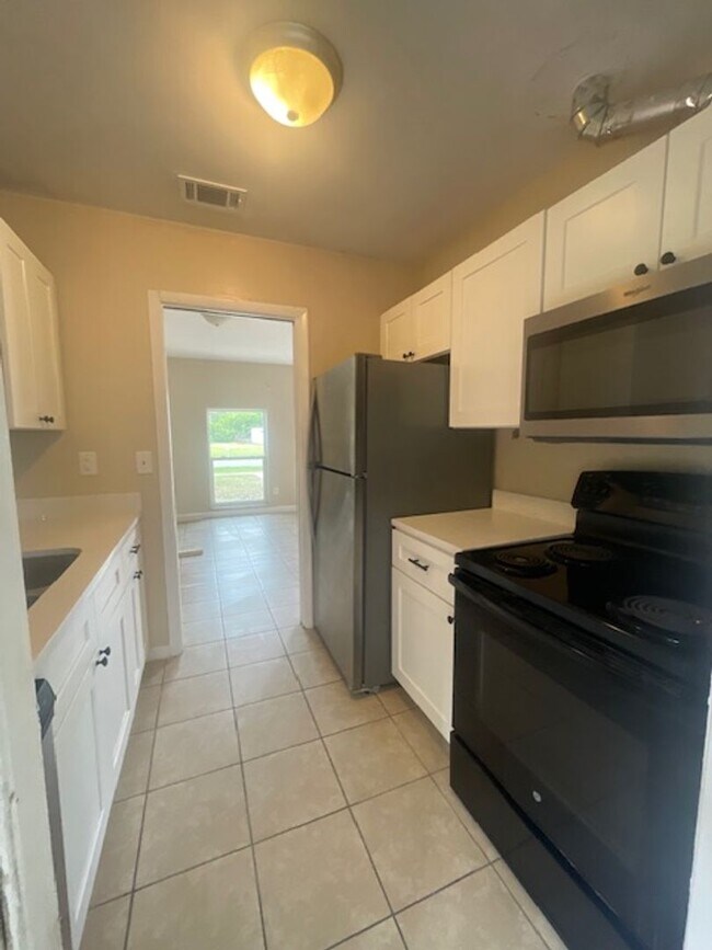 Foto del edificio - 3 Bed 1 Bath Home | Pet Friendly | Washer Dryer Hook Ups | Section 8 Welcome