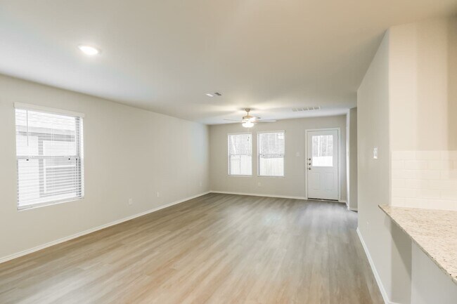 Foto del edificio - 24825 Scilla Wy