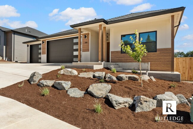 Building Photo - Exquisite 3 Bed / 2.5 Bath Home near the Eagle Point Golf Course!