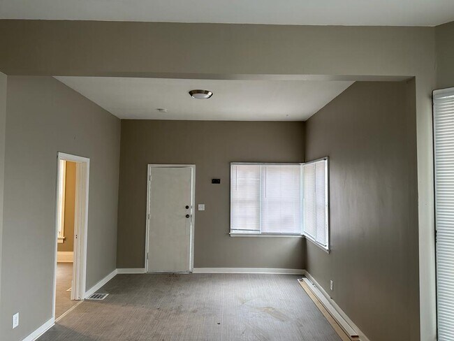 Building Photo - 806 N Locust St