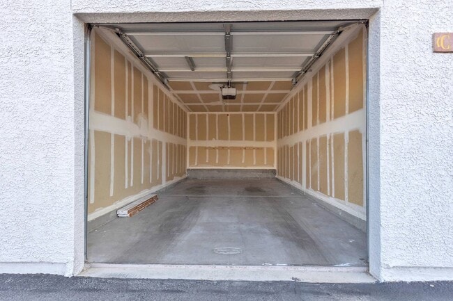 Building Photo - Gated 2 Bedroom Condo + 1 Car Garage l  Su...