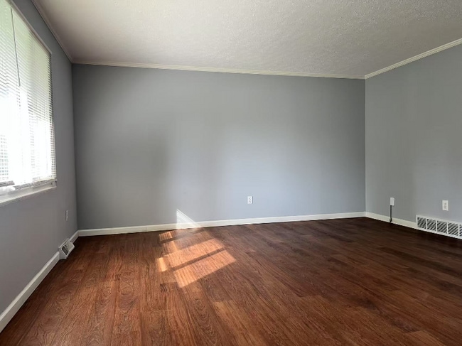 Building Photo - 6132 Oakfield Dr E