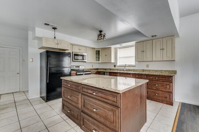 Building Photo - Beautiful 6 bedrom home