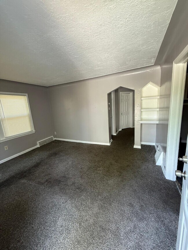 Building Photo - 9092 Cloverlawn Ave