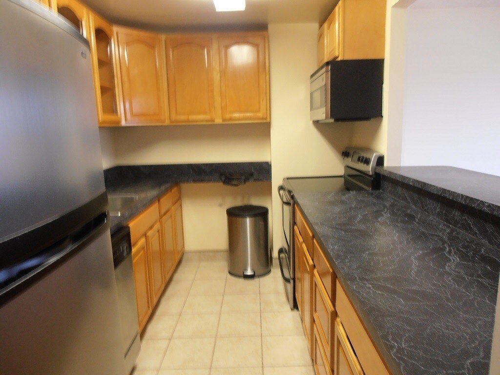 View of Kitchen from entrance hall - 123 Mamaroneck Ave
