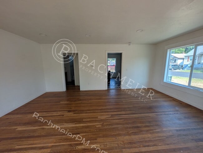 Building Photo - 900 NW Furnish Ave
