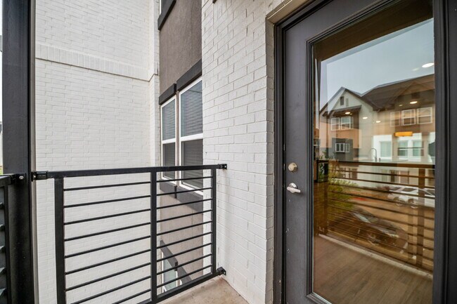 Foto del edificio - 3-Story 3 Bedroom, 3.5 bath Townhouse in a great community with easy access to PGBT and DNT