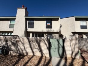 Building Photo - 7465 Prairie Rd NE