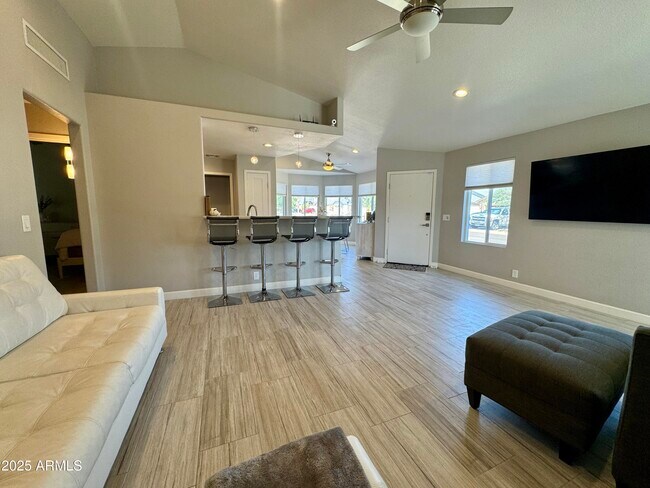 Foto del edificio - 8835 W Michelle Dr