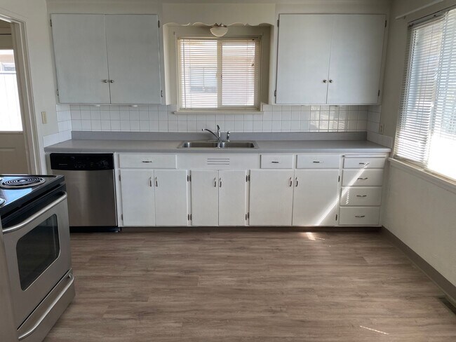 Foto del edificio - Lakefront Duplex!