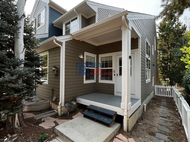 Building Photo - 737 Snowberry St