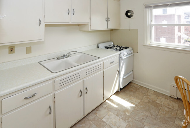 1BR,1BA,670SF - Unit 8 - Smith Apartments @ 1106 Second