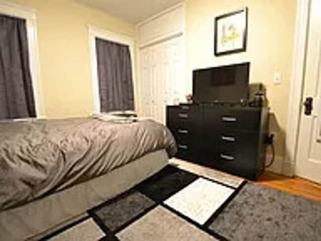 Foto del edificio - Brighton 3 Bed / 2 Bath – In-Unit Laundry – 9/1 Move-In