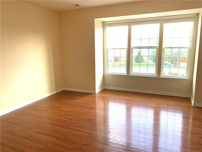 Building Photo - 120 Maple Ridge Ct