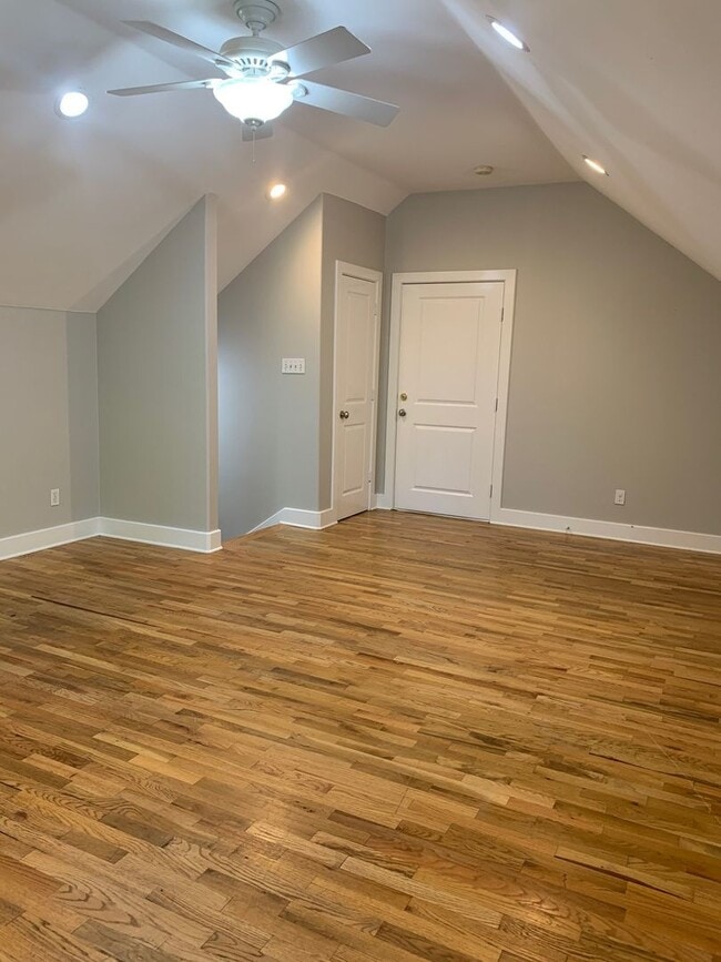 Building Photo - 3207 Hampton Rd