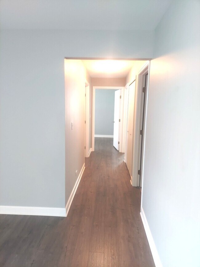 Building Photo - 347 Ashbury Ln W