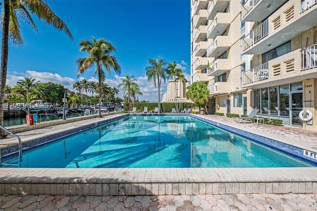 Foto del edificio - 2350 NE 135th St