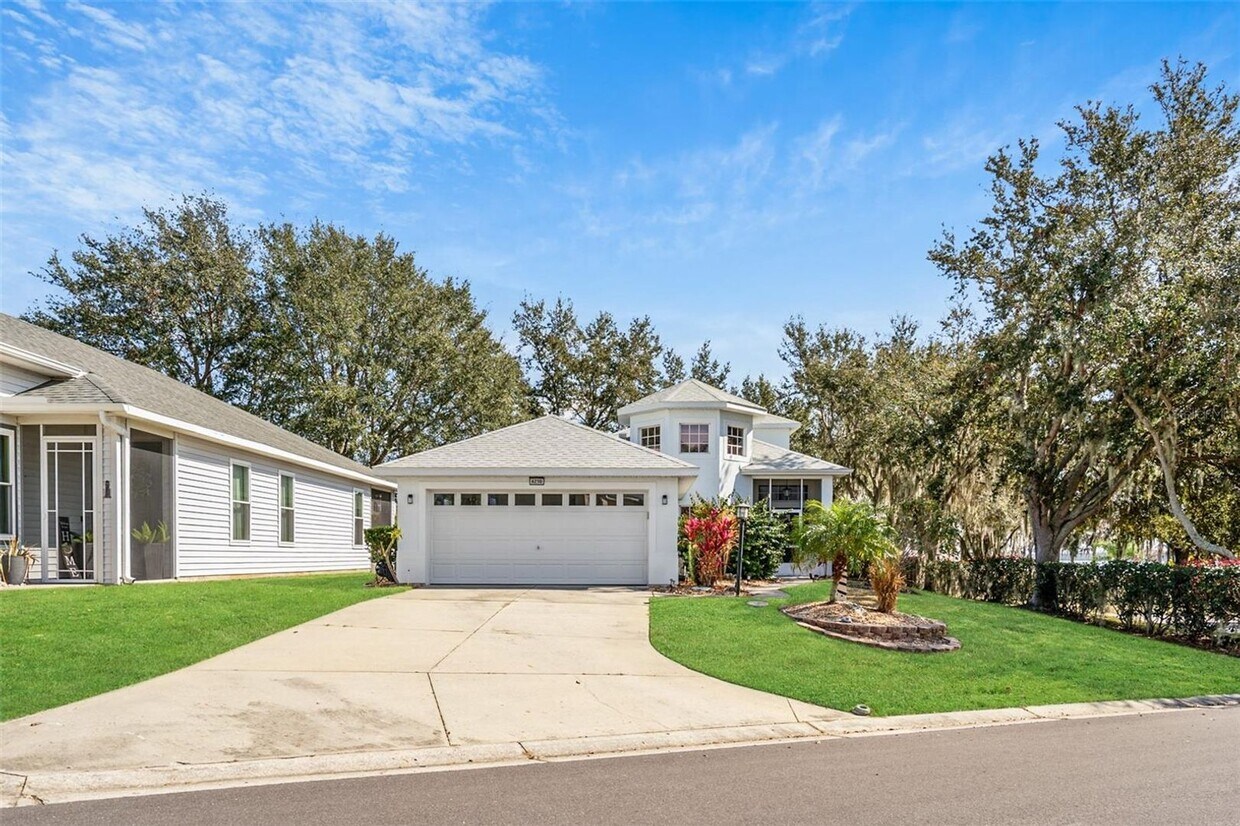 Foto principal - Stunning Custom Rental in Gated 55+ Royal ...