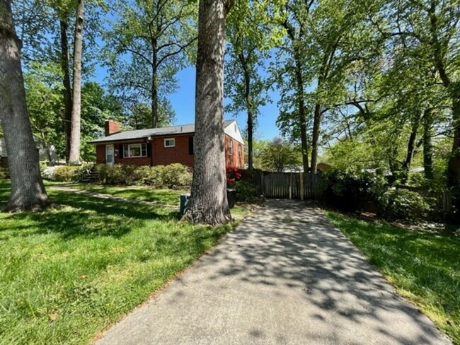 Foto del edificio - 3700 Woodridge Ave