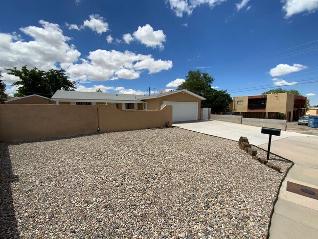 Foto del edificio - 4 Bedroom Single Story Home Available Near...